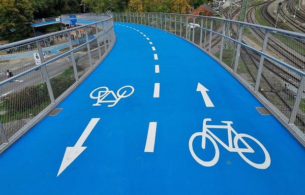 Fahrradbrücke führt über Gleise in Tübingen